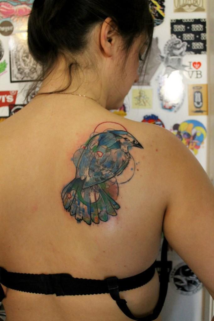 Художественная татуировка «Птица». Мастер — Саша Новик. Расположение — лопатка. По иллюстрации Abby Diamond
