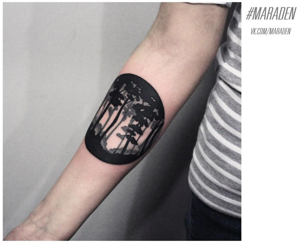 Художественная татуировка «Лес». Мастер — Денис Марахин.  Расположение — предплечье. По собственному эскизу. 