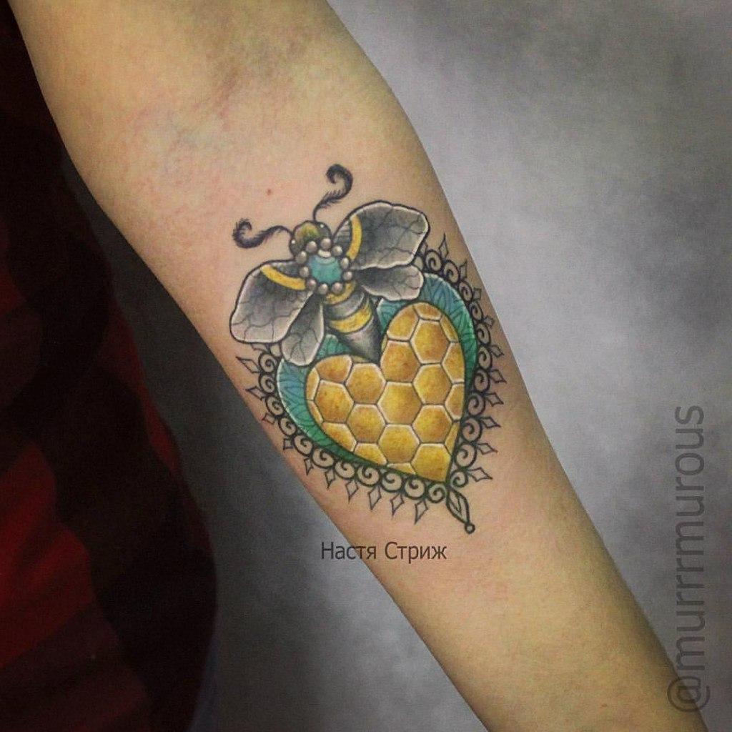 Художественная татуировка "Пчела". Мастер Настя Стриж.