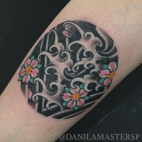 Художественная татуировка "Волны" от Данилы-Мастера.
