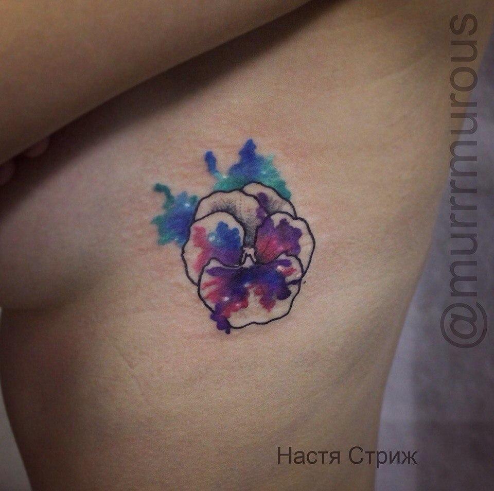 Художественная татуировка "Цветочек". Мастер: Настя Стриж.