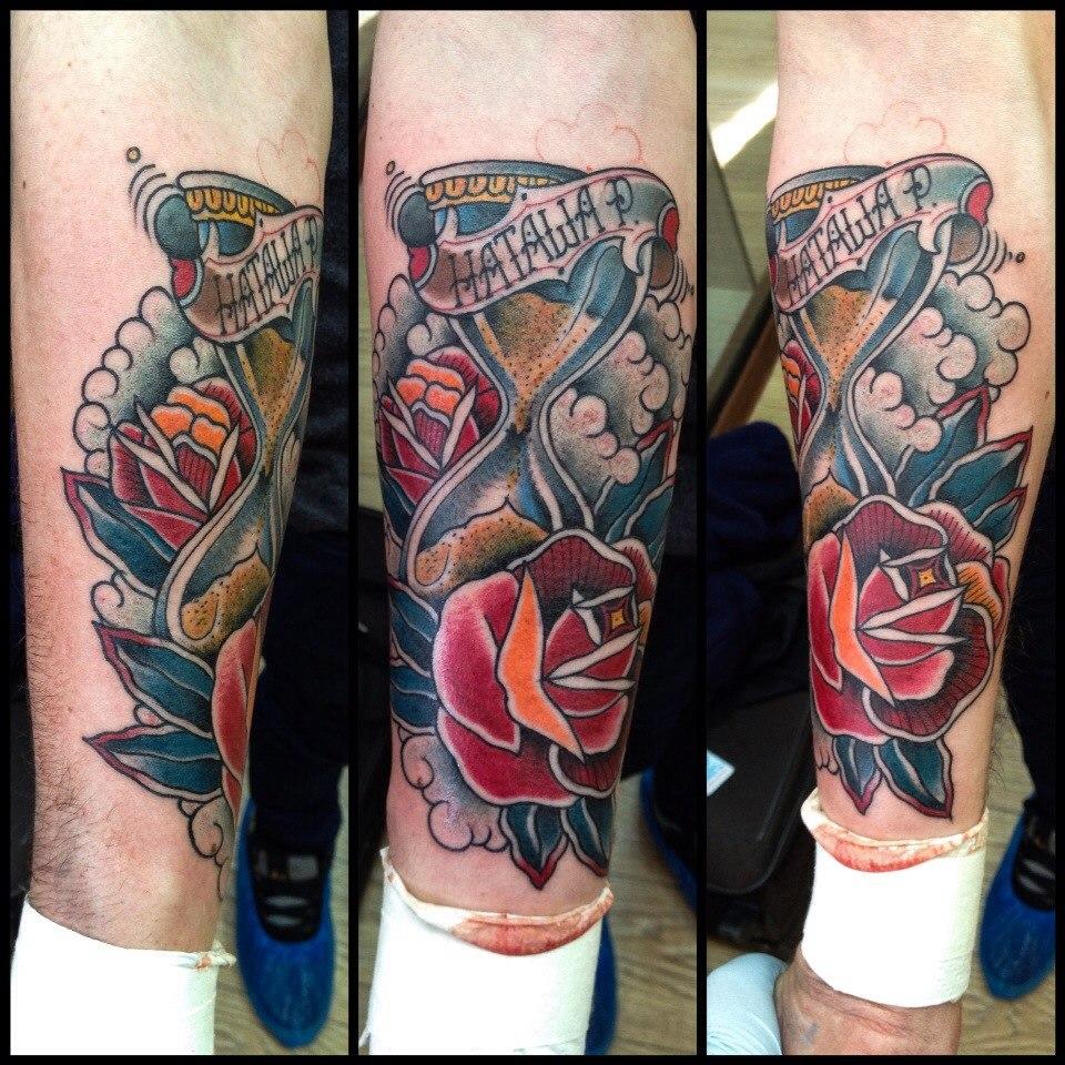 Художественная татуировка «Часы и розы»