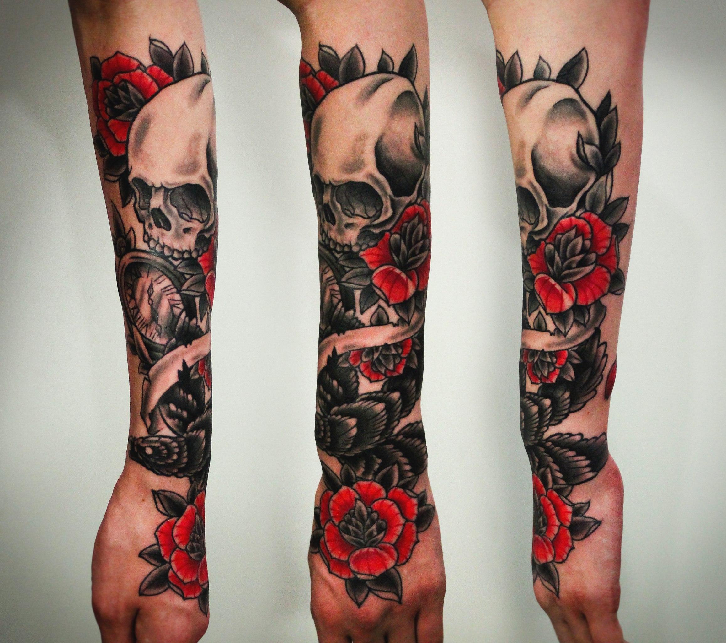 Художественная татуировка «Череп с розами, птицей и часами»