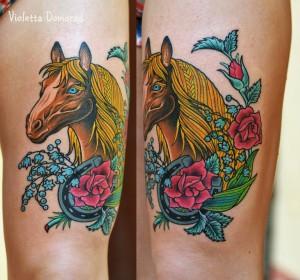 Художественная татуировка «Лошадь с подковой «. Мастер Виолетта Доморад. Расположение — бедро.