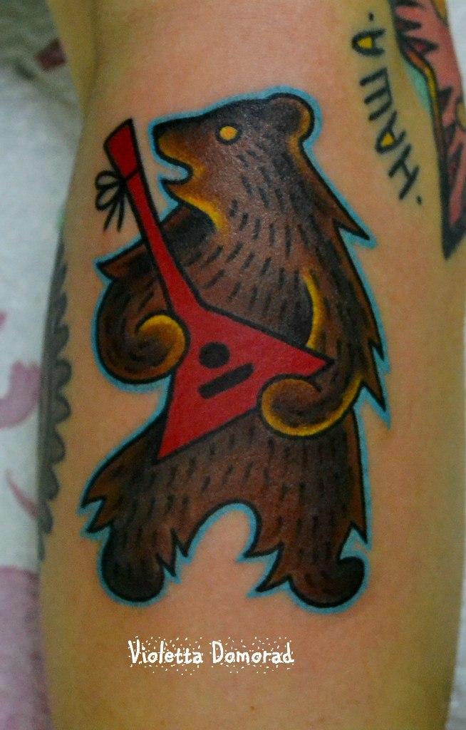 Миниатюрная татуировка «медведь». Выполнена на предплечье. Мастер Виолетта Доморад.