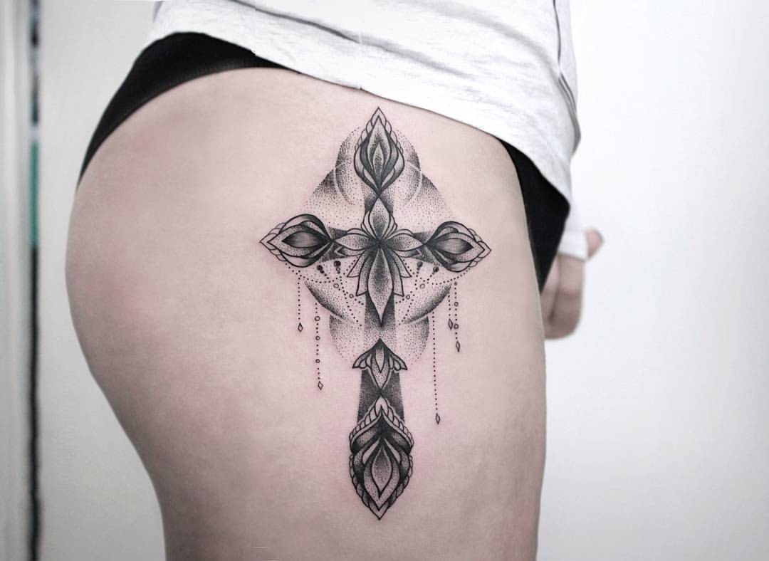Художественная татуировка «Крест». Мастер — Ксения Смирнова