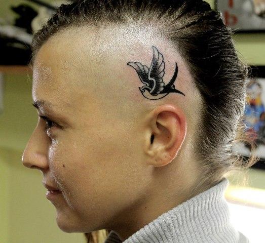 Мастер художественной татуировки Ксения Волчок - Тату студия Maruha. Татуировка птица на голове