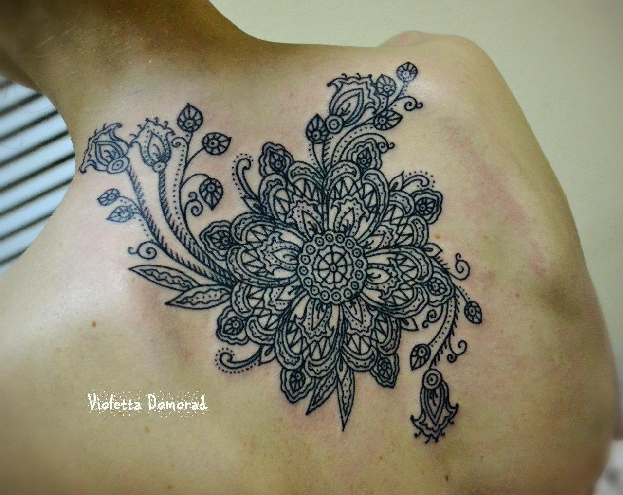 Татуировка выполнена на спине по индивидуальному эскизу в стиле индийских орнаментов. Мастер Виолетта Доморад. Один небольшой сенанс