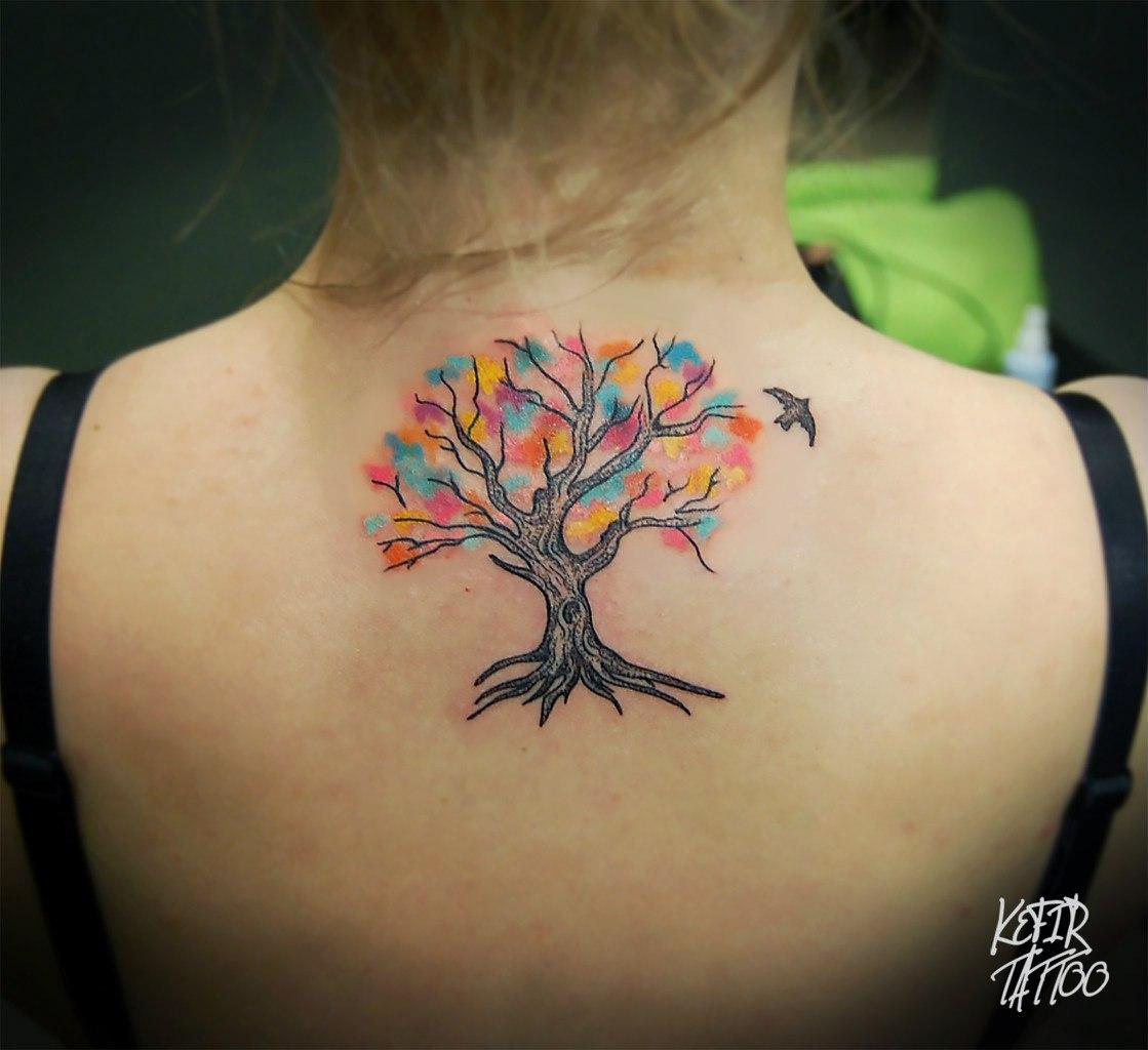 Художественная татуировка «Дерево» от Инессы Фиолетовый Кефир. Дерево сделано на спине девушки. Эскиз индивидуальный, время работы — 2 часа