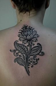 Татуировка цветок. Орнаменты. Мастер Виолетта Доморад. Татуировка выполнена на спине между лопаток. Орнаменты. Чёрно-белая татуировка