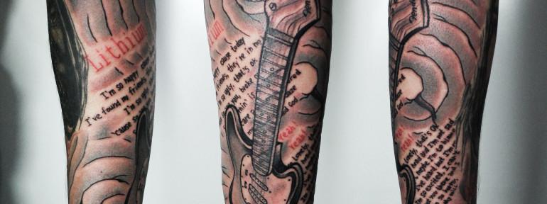 Художественная татуировка «Гитара Кобейна». Мастер Денис Марахин. Расположение: внешняя сторона предплечья.