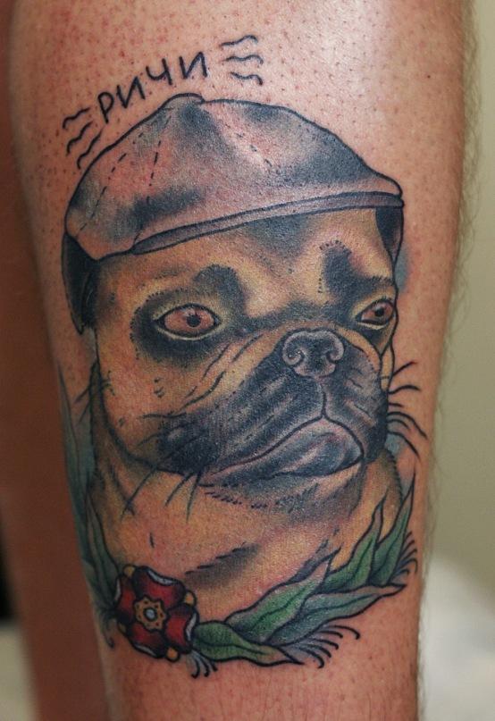 Татуировка выполнена в стиле неотрадишнл.Этот пёс породы мопс,является членом семьи уже добрых пять лет.