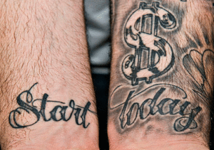 Татуировка Деньги на запястье