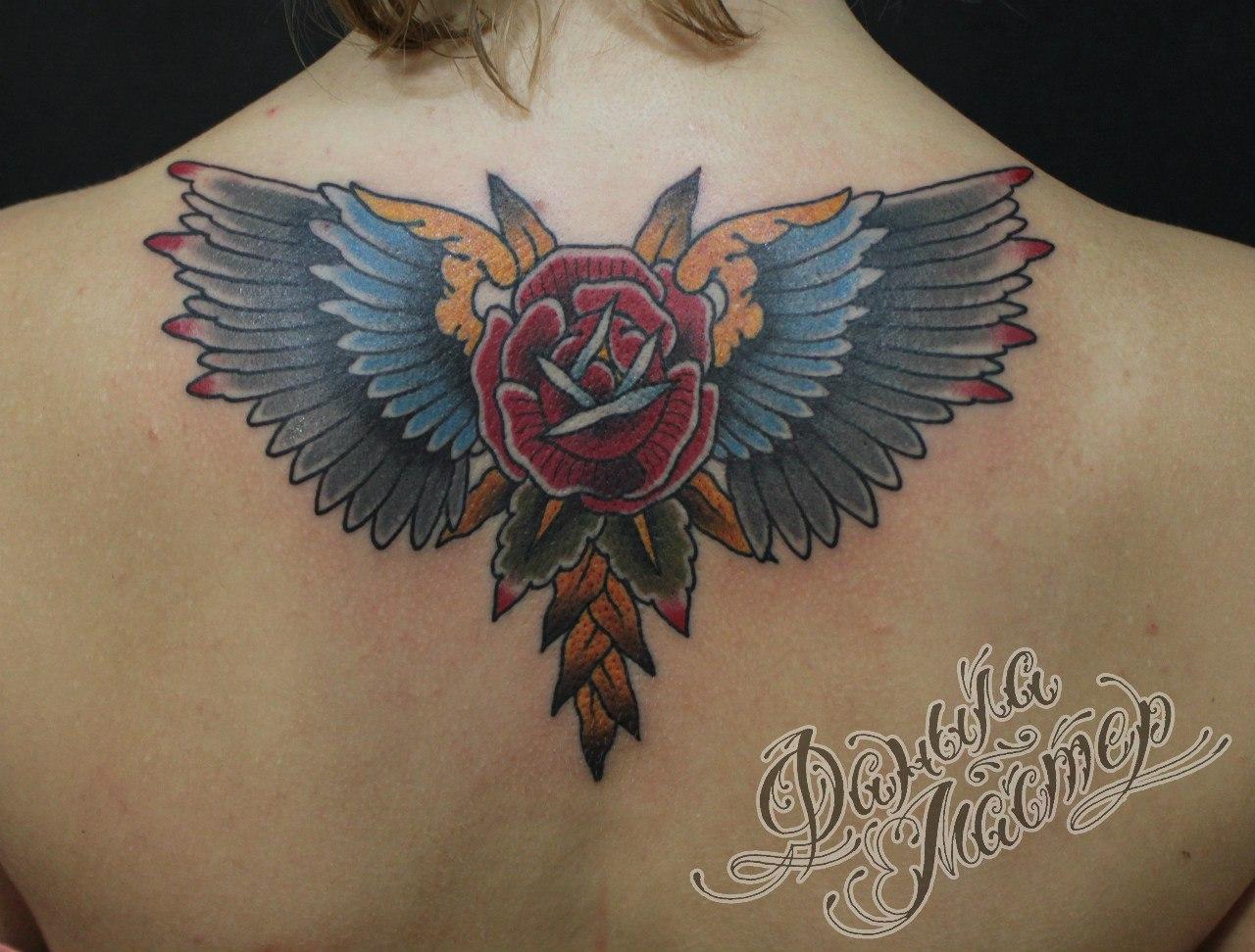 Художественная татуировка «Роза с крыльями» на позвоночнике