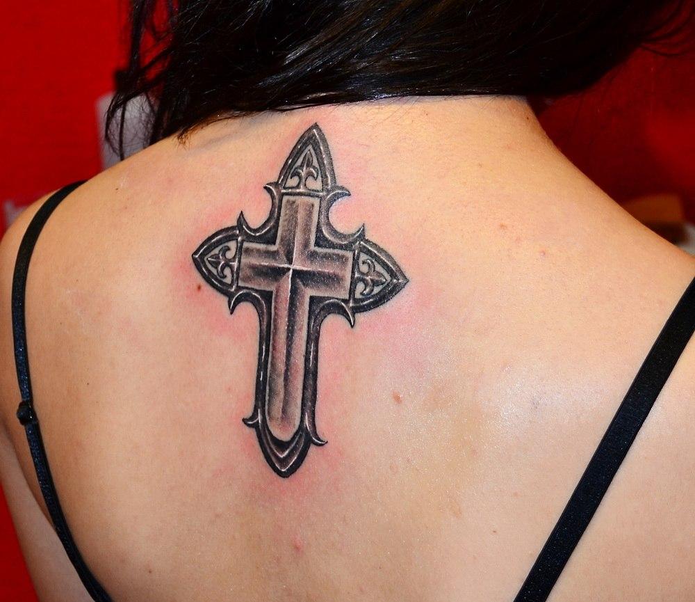 татуировка крест на позвоночнике