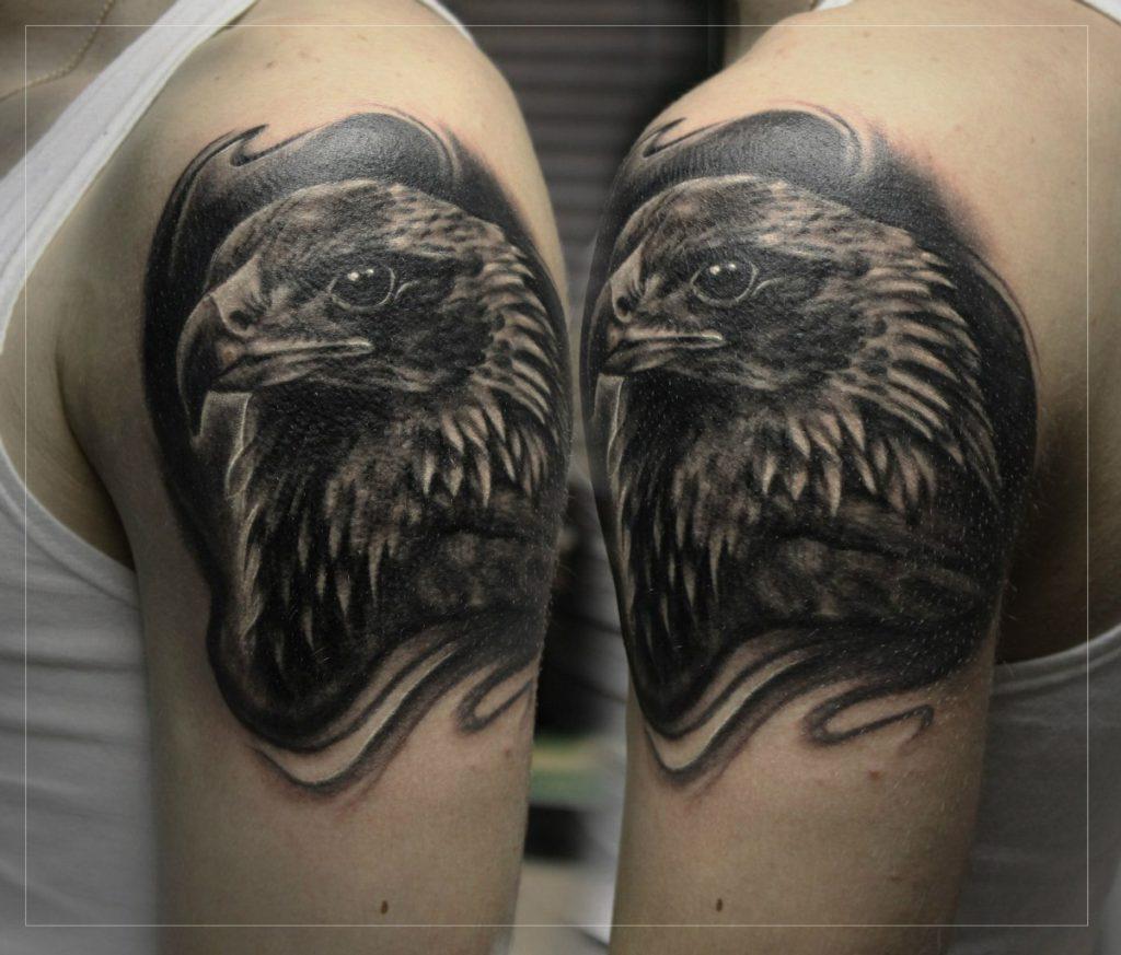 Художественная татуировка Орел на плече