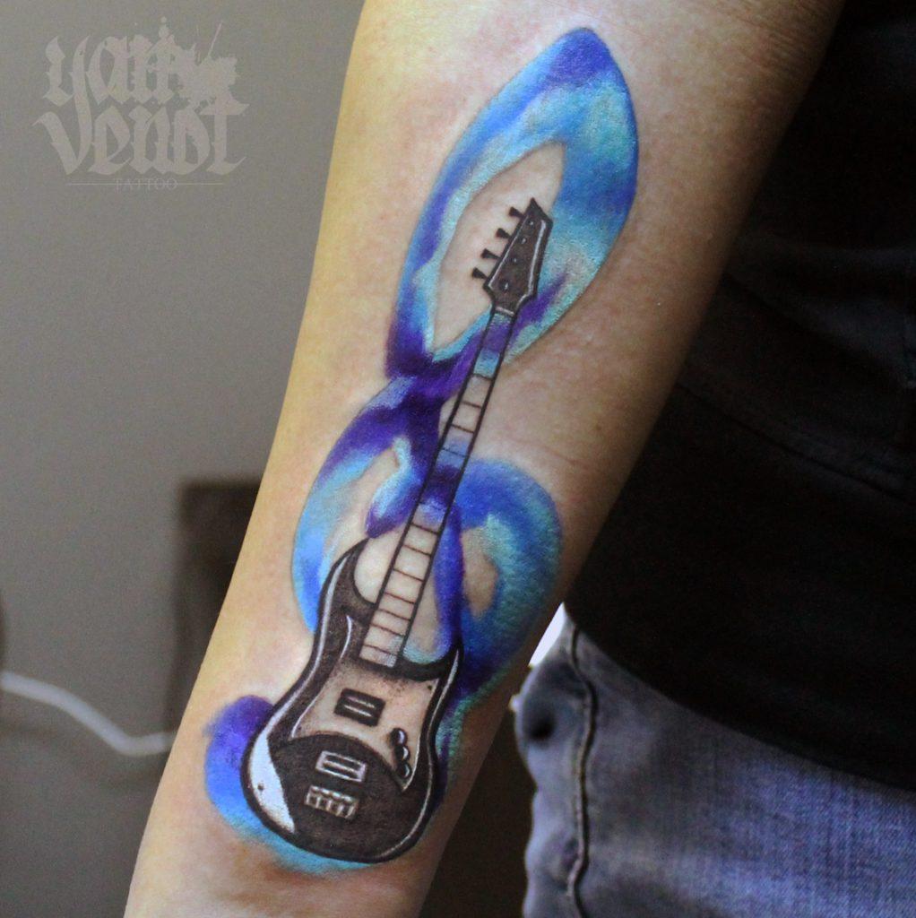 Художественная татуировка Гитара и скрипичный ключ