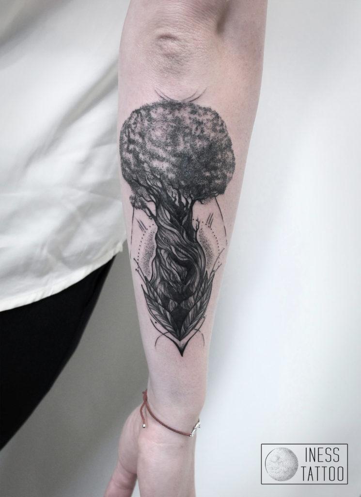 Художественная татуировка "Дерево" от мастера Инессы Кефир. Предплечье