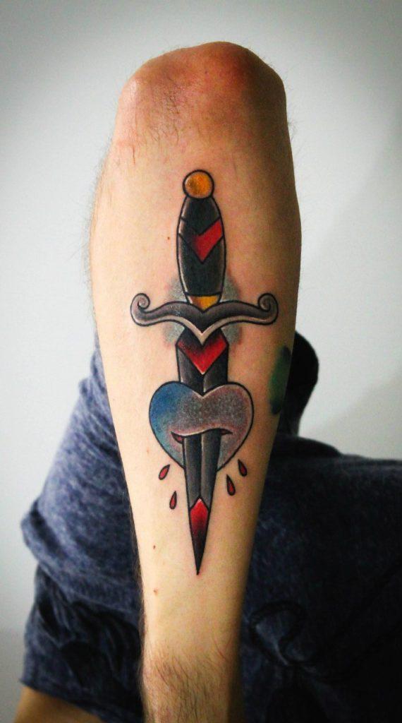 Художественная татуировка «Кинжал»