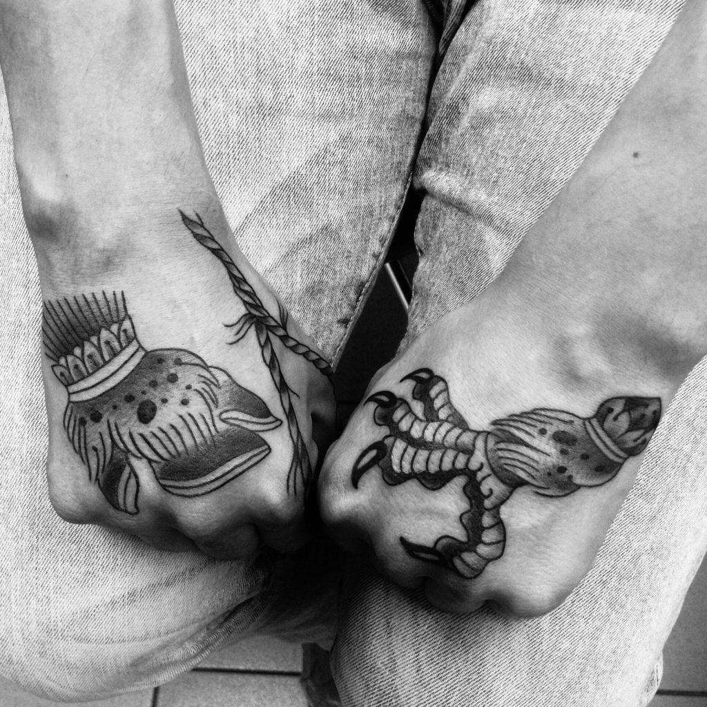 Художественные татуировки-миниатюры на кистях и пальцах молодого человекаа