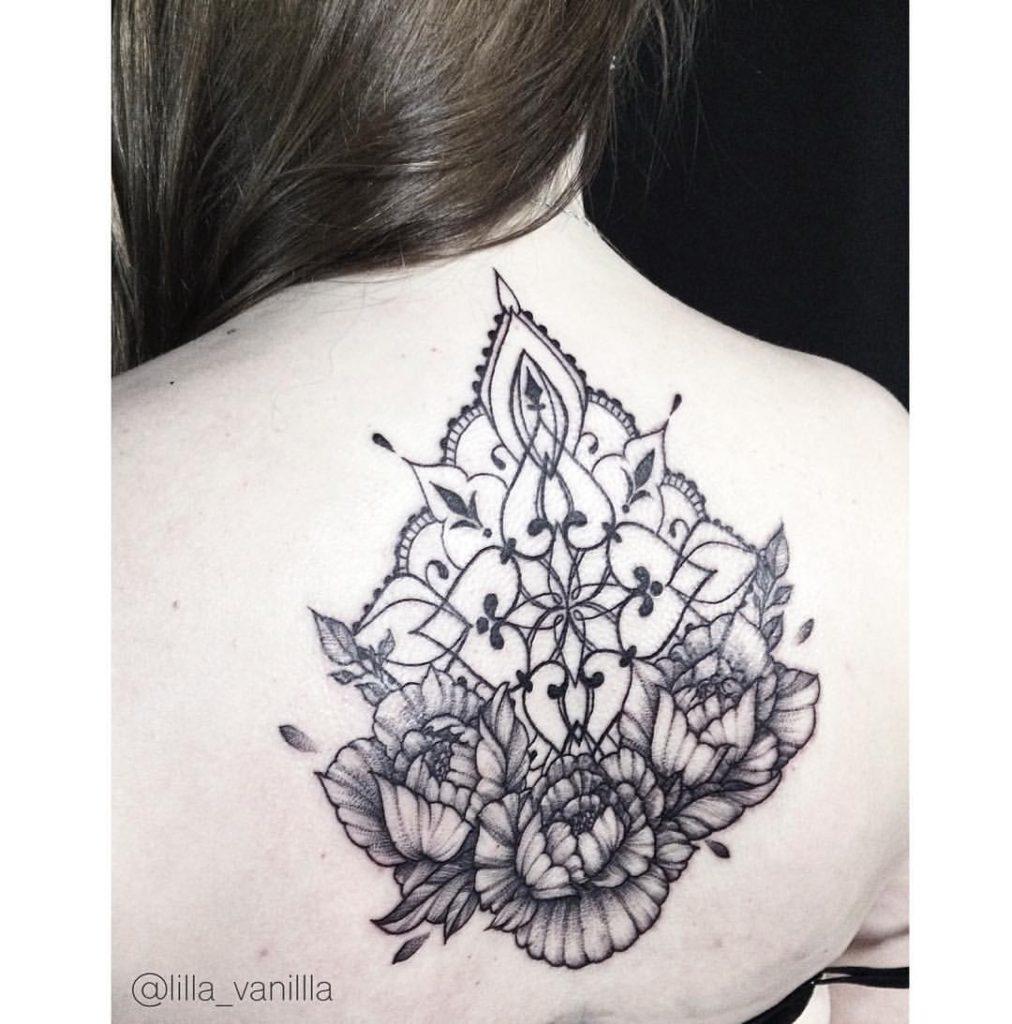 Художественная татуировка " орнамент с цветами". Мастер Лилия