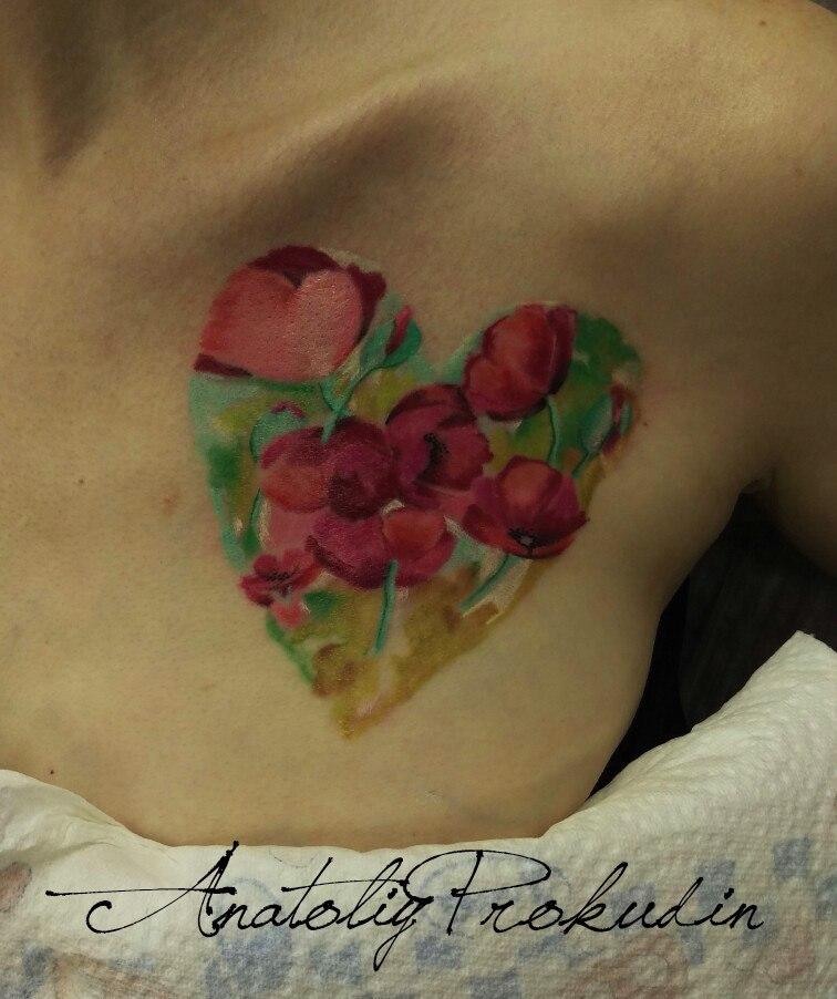 Акварельная татуировка. Расположена на груди. 