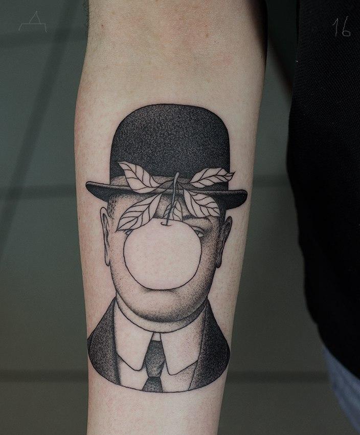 Художественная татуировка. По картине Rene Magritte 