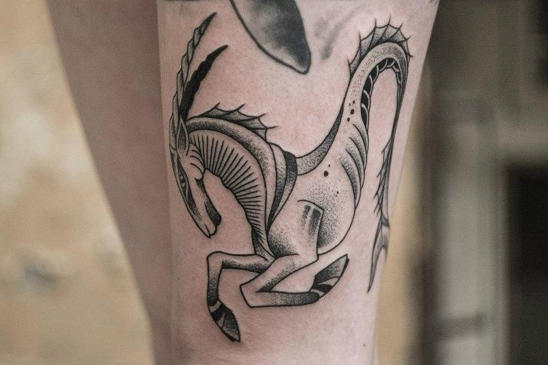 Татуировка козерога с хвостом рыбы на руке