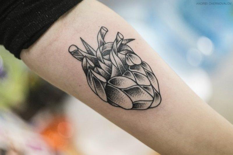 Татуировка абстрактная человеческого сердца на руке
