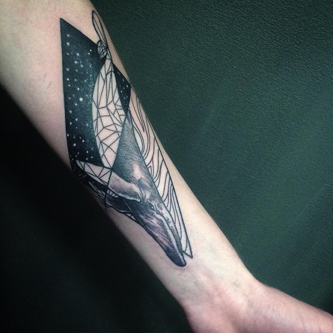 Художественная татуировка «Кит» на руке