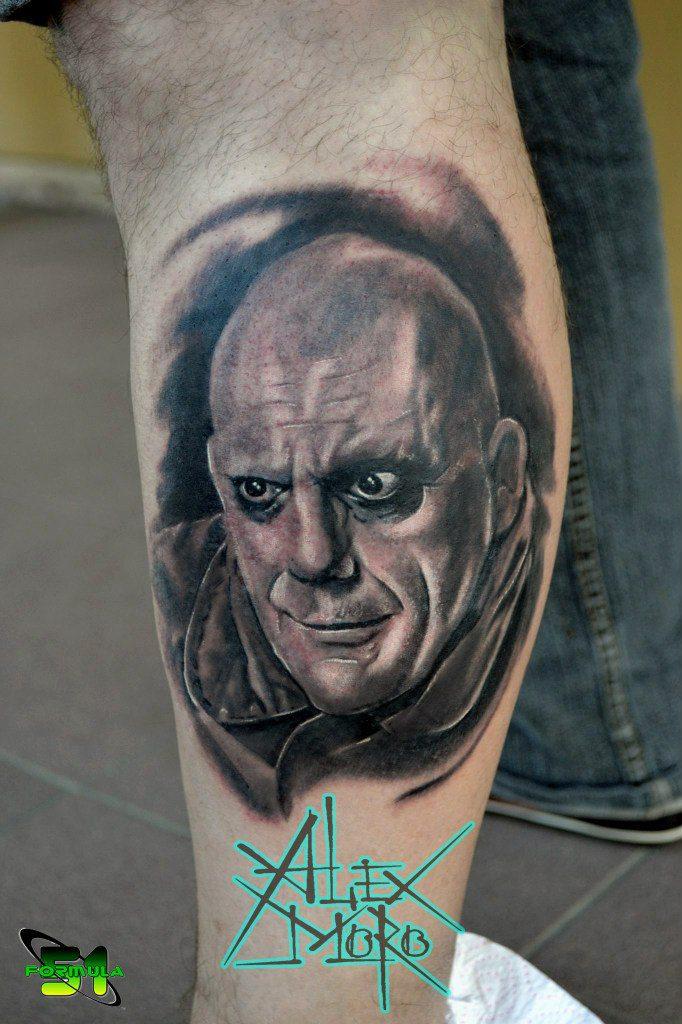 Портрет Фестера Аддамса в татуировке