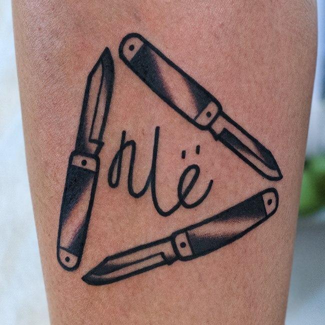 Татуировка нож: значение и история